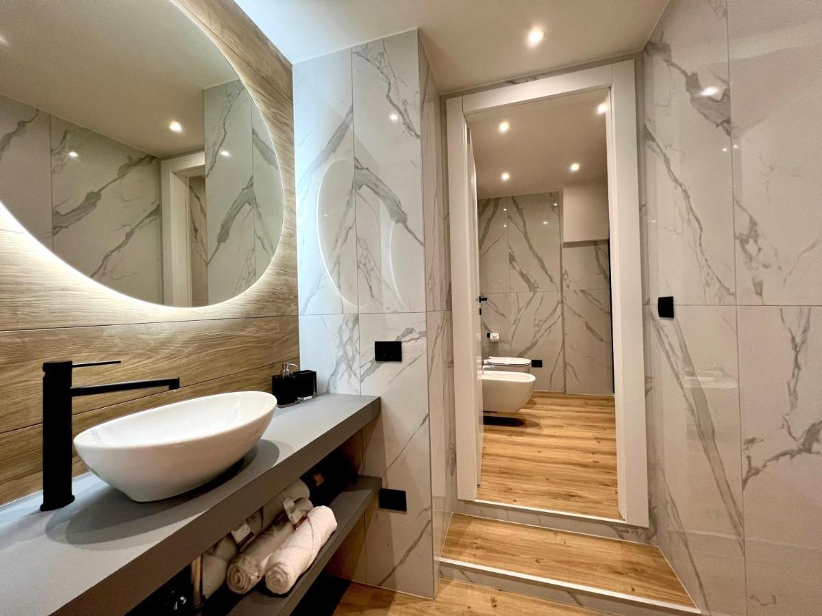 Prestige Duomo Apartment - Lake โกโม ภายนอก รูปภาพ